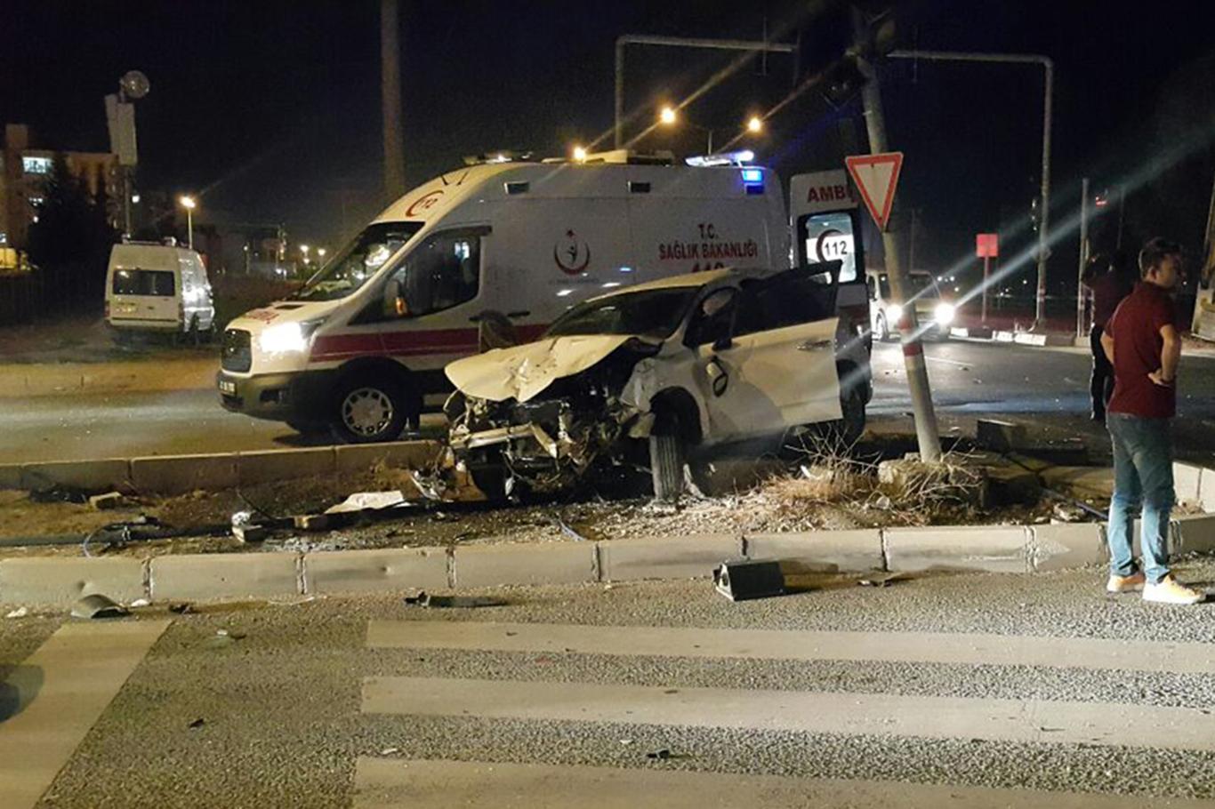 Trafik ışıklarında çarpışan 2 aracın sürücüsünden biri ağır yaralandı